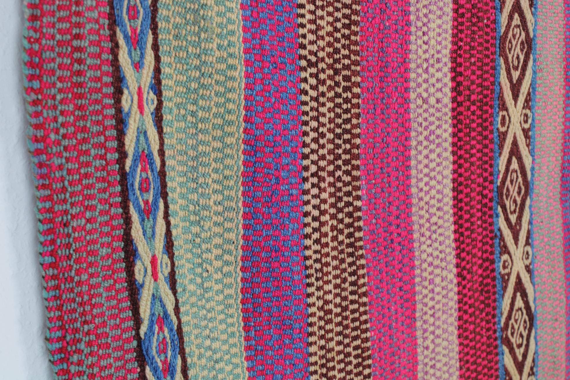 Großer handgewebter Teppich aus Peru, 171x148 cm, aus der Glueck & Fund Kollektion, zeigt detaillierte Muster und Textur