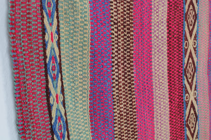 Großer handgewebter Teppich aus Peru, 171x148 cm, aus der Glueck & Fund Kollektion, zeigt detaillierte Muster und Textur