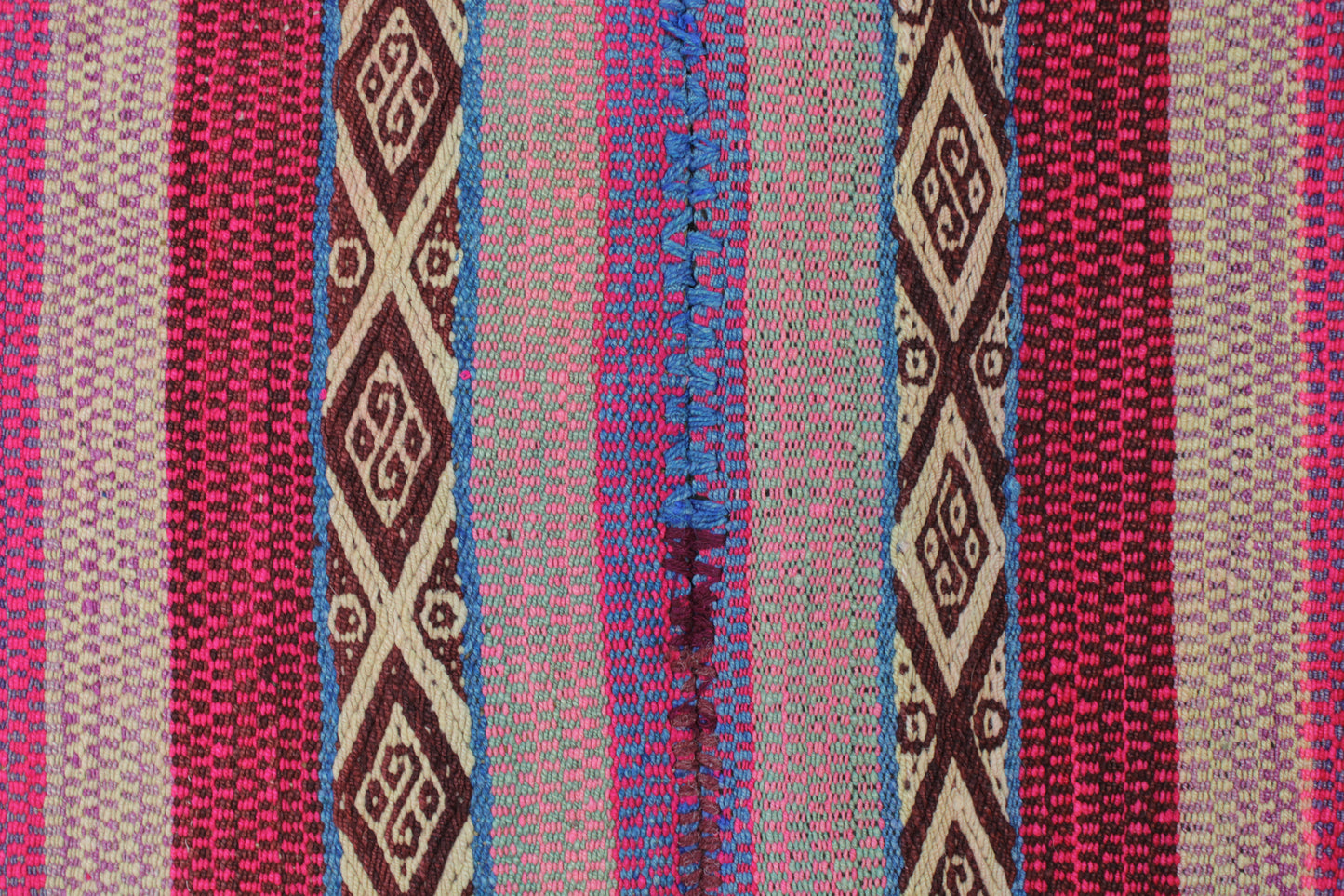 Großer handgewebter Frazada Teppich aus Peru, 171x148 cm, von Glueck & Fund, mit buntem, traditionellen Muster.
