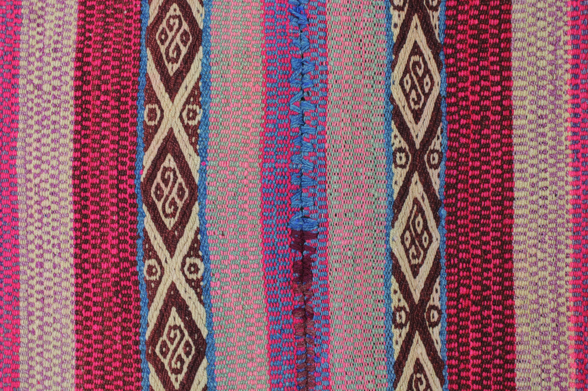Großer handgewebter Frazada Teppich aus Peru, 171x148 cm, von Glueck & Fund, mit buntem, traditionellen Muster.