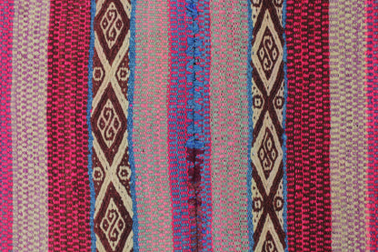 Großer handgewebter Frazada Teppich aus Peru, 171x148 cm, von Glueck & Fund, mit buntem, traditionellen Muster.