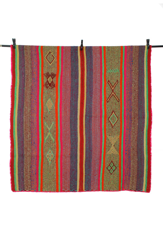 Großer handgewebter Teppich von Glueck & Fund, 171x151 cm, farbenfroher peruanischer Frazada Teppich auf Boden liegend