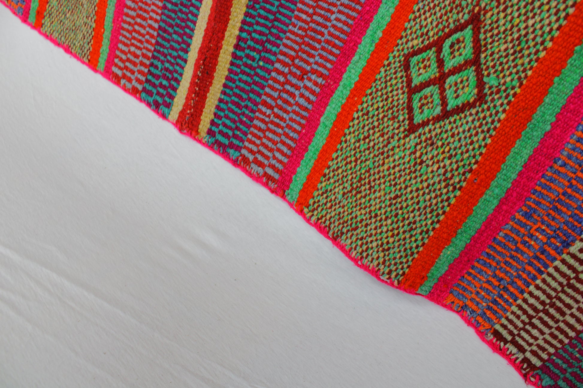Großer handgewebter Frazada Teppich aus Peru, 171x151 cm, von Glueck & Fund, mit buntem, traditionellem Muster.