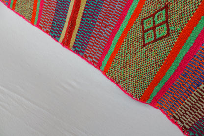 Großer handgewebter Frazada Teppich aus Peru, 171x151 cm, von Glueck & Fund, mit buntem, traditionellem Muster.