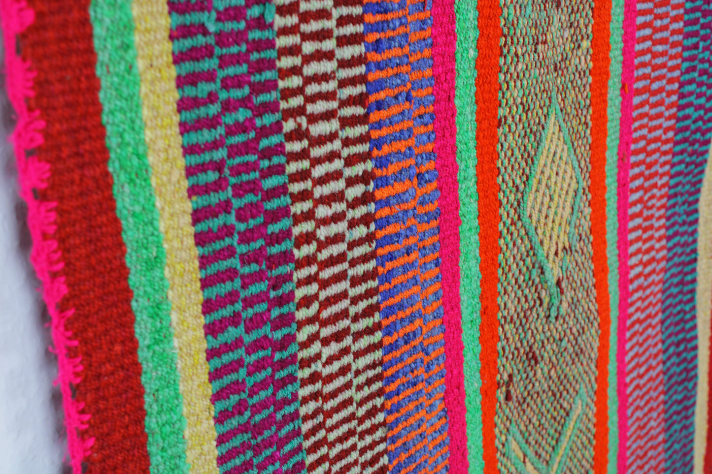 Großer handgewebter Peru-Teppich von Glueck & Fund, 171x151 cm, kuscheliger Teppich mit farbenfrohem Muster