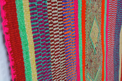 Großer handgewebter Peru-Teppich von Glueck & Fund, 171x151 cm, kuscheliger Teppich mit farbenfrohem Muster