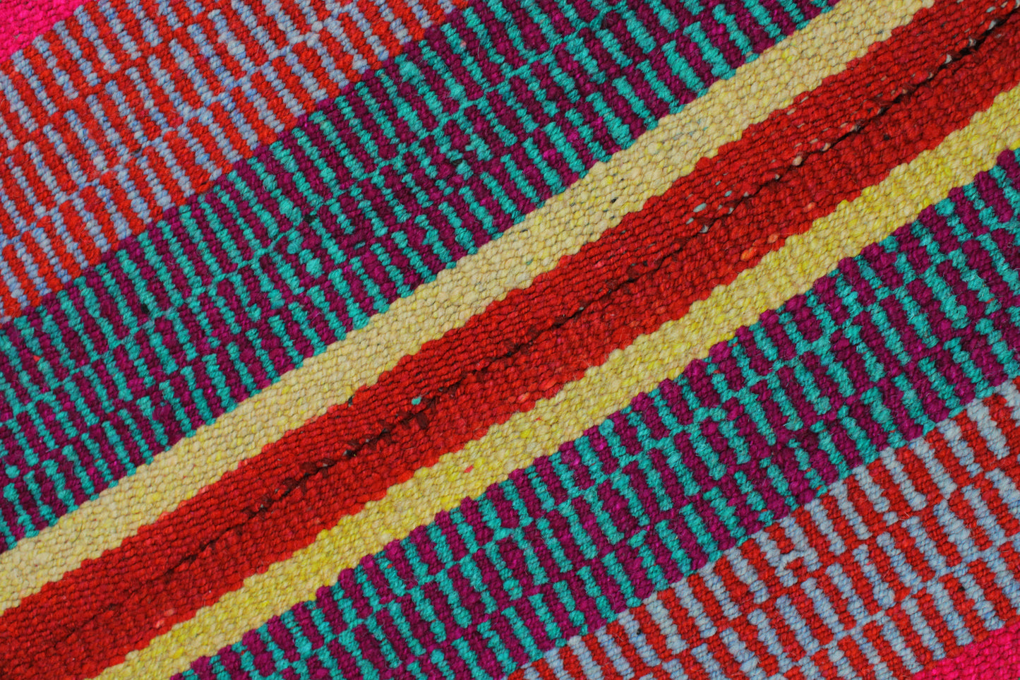 Großer handgewebter Teppich aus Peru, 171x151 cm, aus der Glueck & Fund Kollektion, mit traditionellem Muster und warmen Farben.