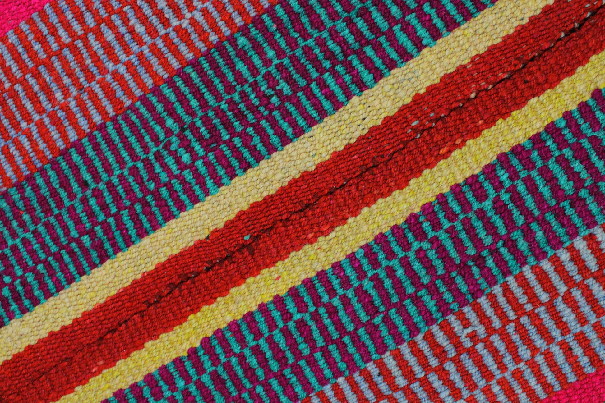 Großer handgewebter Teppich aus Peru, 171x151 cm, aus der Glueck & Fund Kollektion, mit traditionellem Muster und warmen Farben.