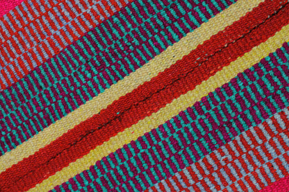 Großer handgewebter Teppich aus Peru, 171x151 cm, aus der Glueck & Fund Kollektion, mit traditionellem Muster und warmen Farben.