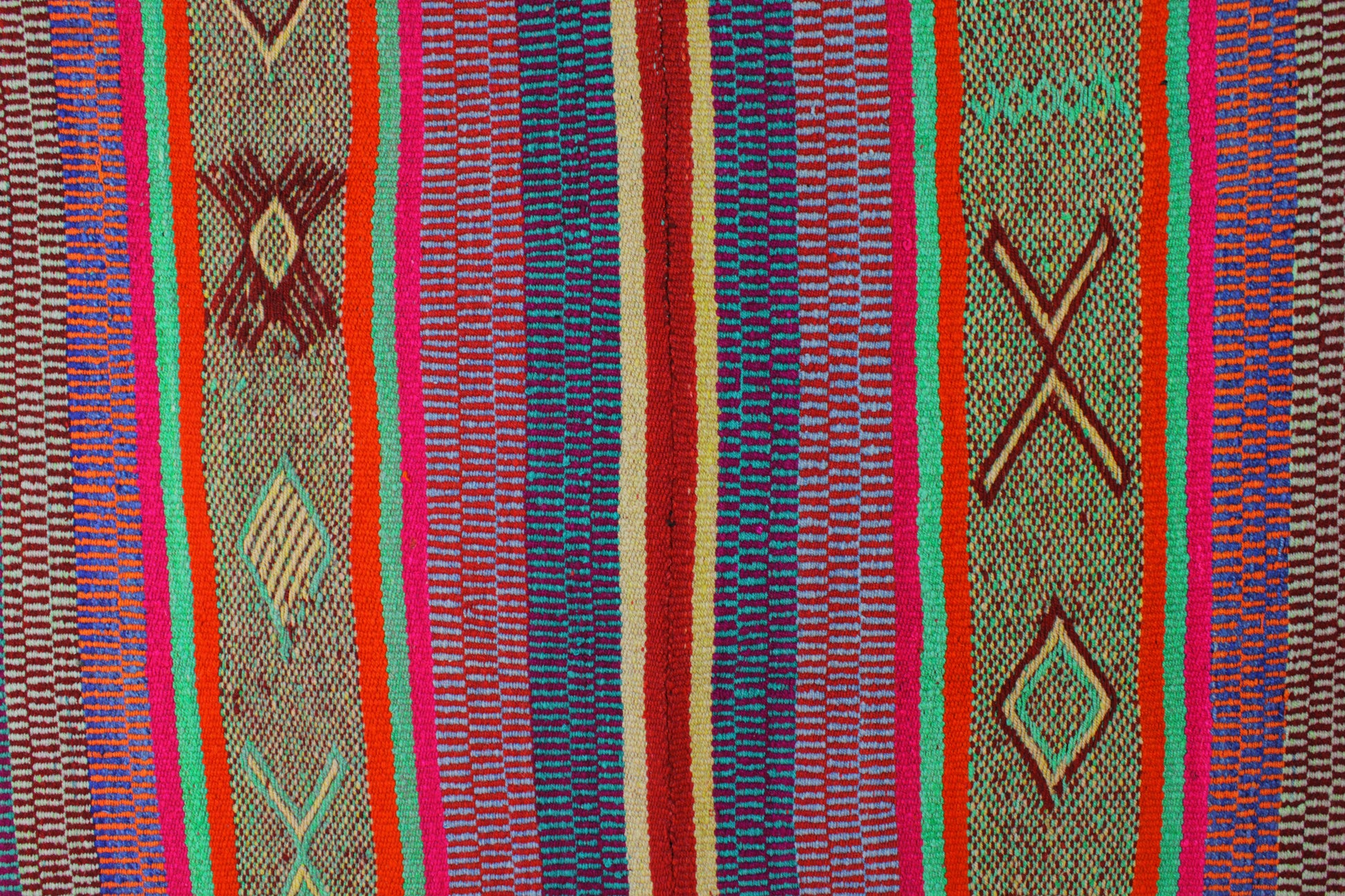 Großer handgewebter Teppich 171x151 aus Peru von Glueck & Fund, farbenfrohes, traditionelles Textil für Wohnzimmer.