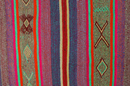 Großer handgewebter Teppich 171x151 aus Peru von Glueck & Fund, farbenfrohes, traditionelles Textil für Wohnzimmer.