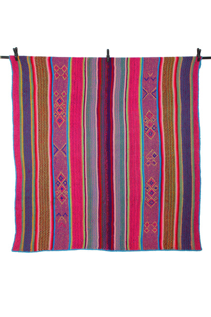 Großer handgewebter Frazada-Teppich aus Peru, 172x153 cm, mit buntem Muster, von Glueck & Fund für gemütlichen Wohnstil