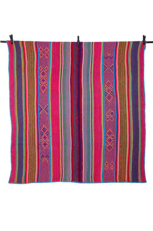 Großer handgewebter Frazada-Teppich aus Peru, 172x153 cm, mit buntem Muster, von Glueck & Fund für gemütlichen Wohnstil