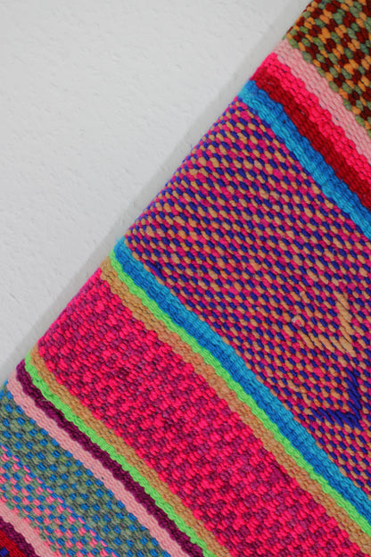 Großer handgewebter Frazada-Teppich aus Peru, 172x153 cm, von Glueck & Fund, mit buntem, traditionellem Muster.