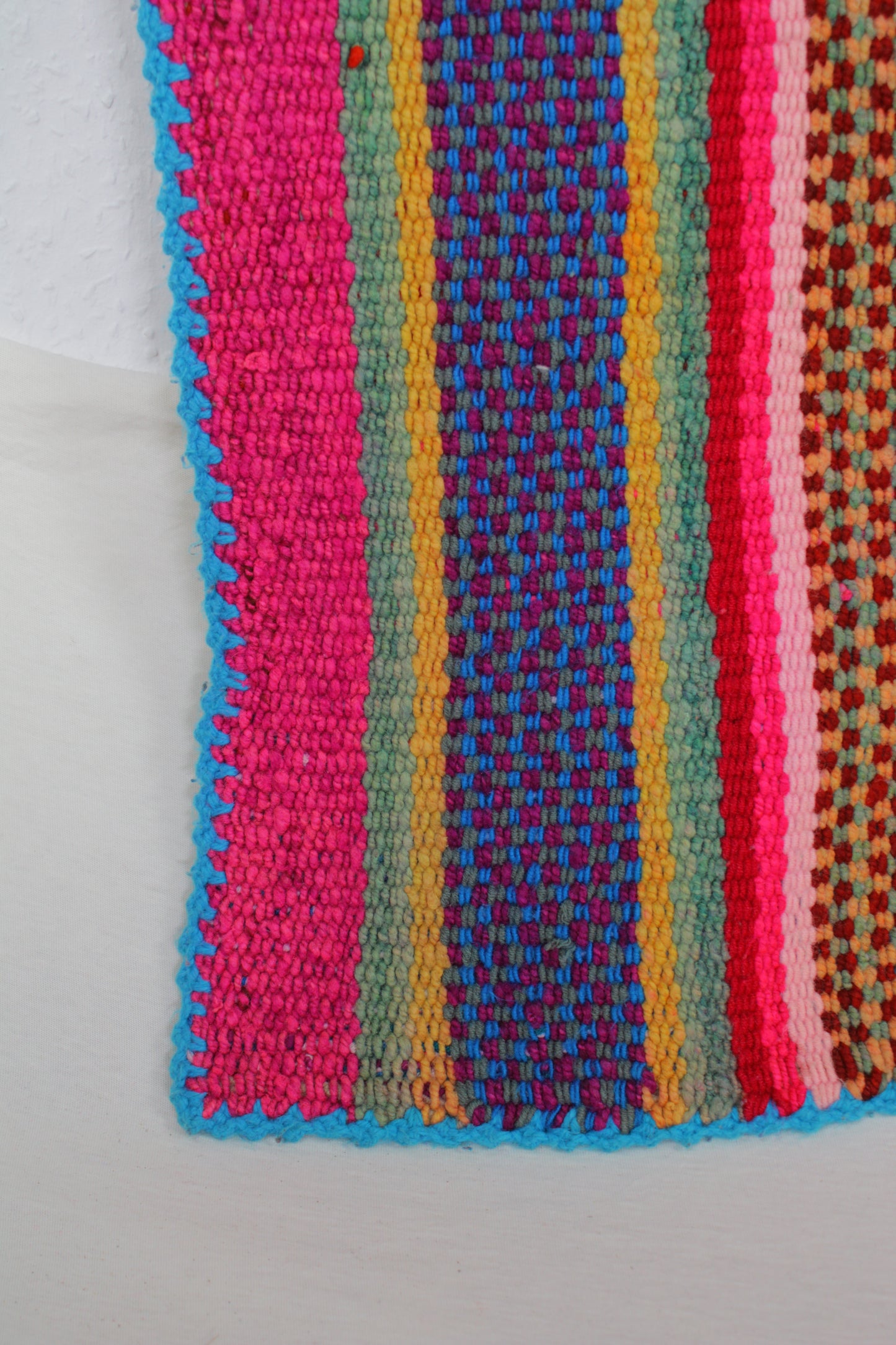 Großer handgewebter Frazada-Teppich aus Peru, 172x153 cm, von Glueck & Fund, mit buntem, traditionellem Muster
