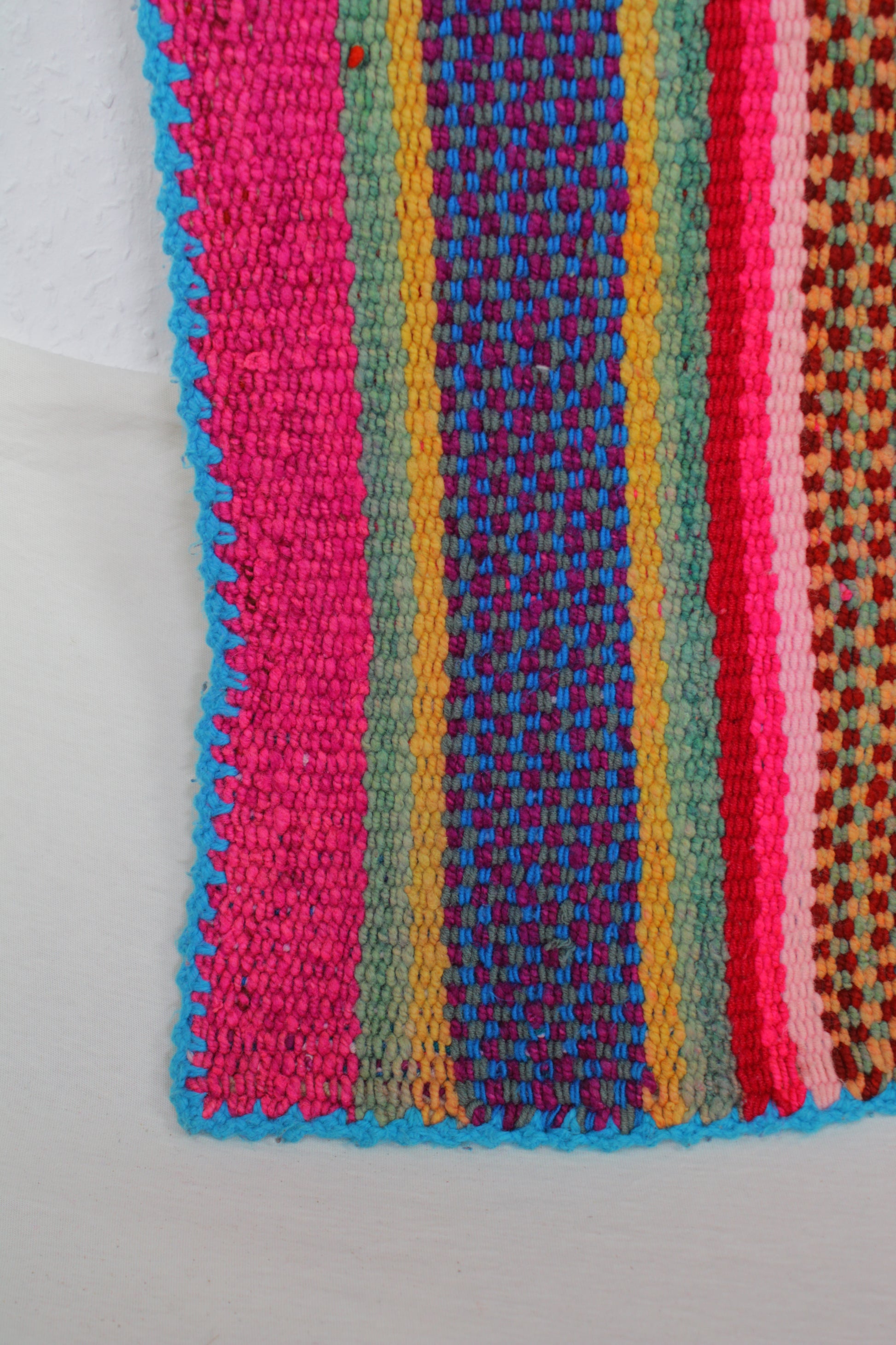 Großer handgewebter Frazada-Teppich aus Peru, 172x153 cm, von Glueck & Fund, mit buntem, traditionellem Muster