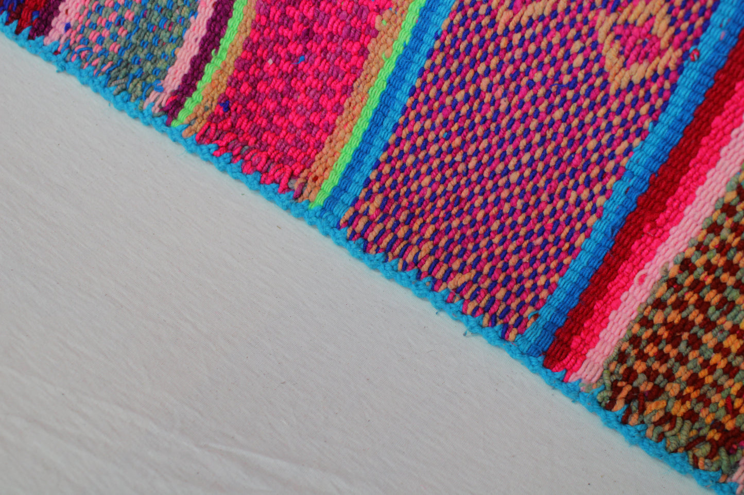 Großer handgewebter Frazada-Teppich aus Peru, 172x153 cm, von Glueck & Fund, mit buntem, traditionellen Muster
