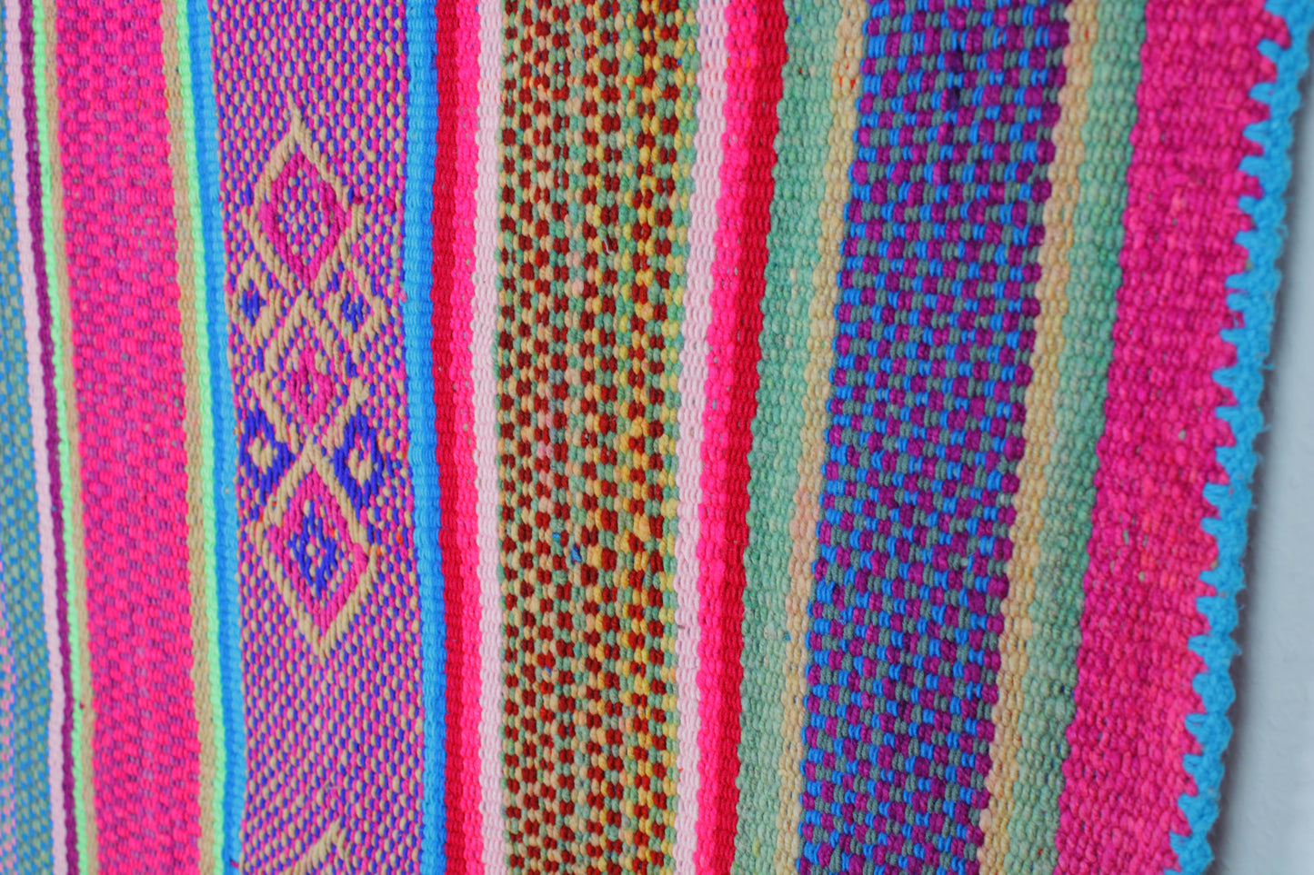 Großer handgewebter Frazada-Teppich aus Peru, 172x153 cm, von Glueck & Fund, mit buntem, traditionellen Muster