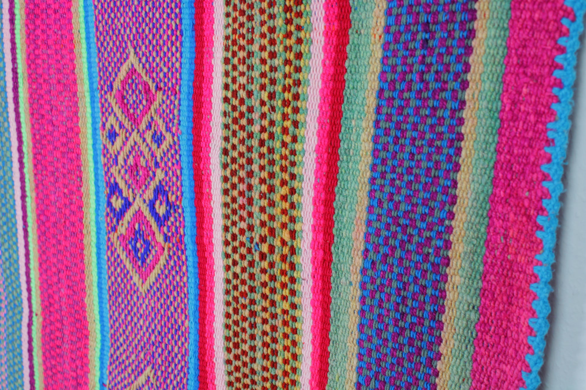 Großer handgewebter Frazada-Teppich aus Peru, 172x153 cm, von Glueck & Fund, mit buntem, traditionellen Muster