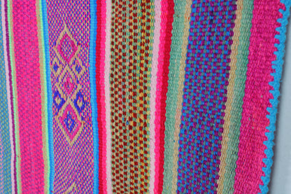 Großer handgewebter Frazada-Teppich aus Peru, 172x153 cm, von Glueck & Fund, mit buntem, traditionellen Muster