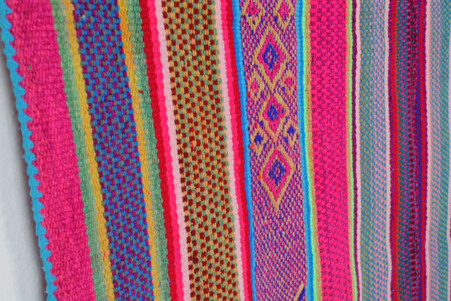 Großer handgewebter Frazada-Teppich aus Peru, 172x153 cm, von Glueck & Fund, zeigt farbenfrohes traditionelles Muster