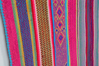 Großer handgewebter Frazada-Teppich aus Peru, 172x153 cm, von Glueck & Fund, zeigt farbenfrohes traditionelles Muster