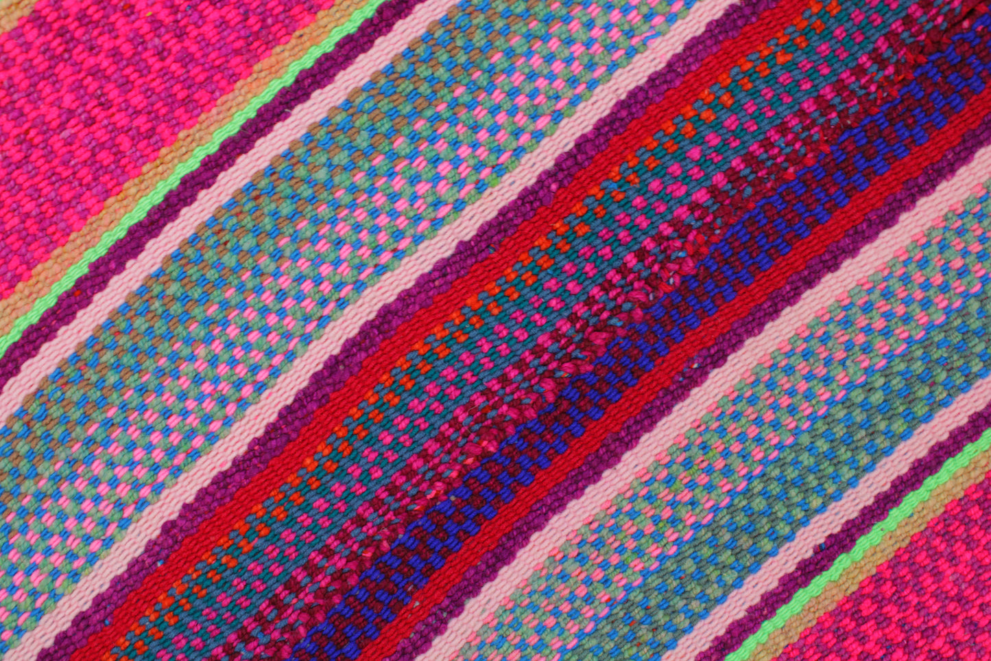 Großer handgewebter Frazada-Teppich aus Peru, 172x153 cm, in warmfarben, von Glueck & Fund, zeigt traditionelles Muster