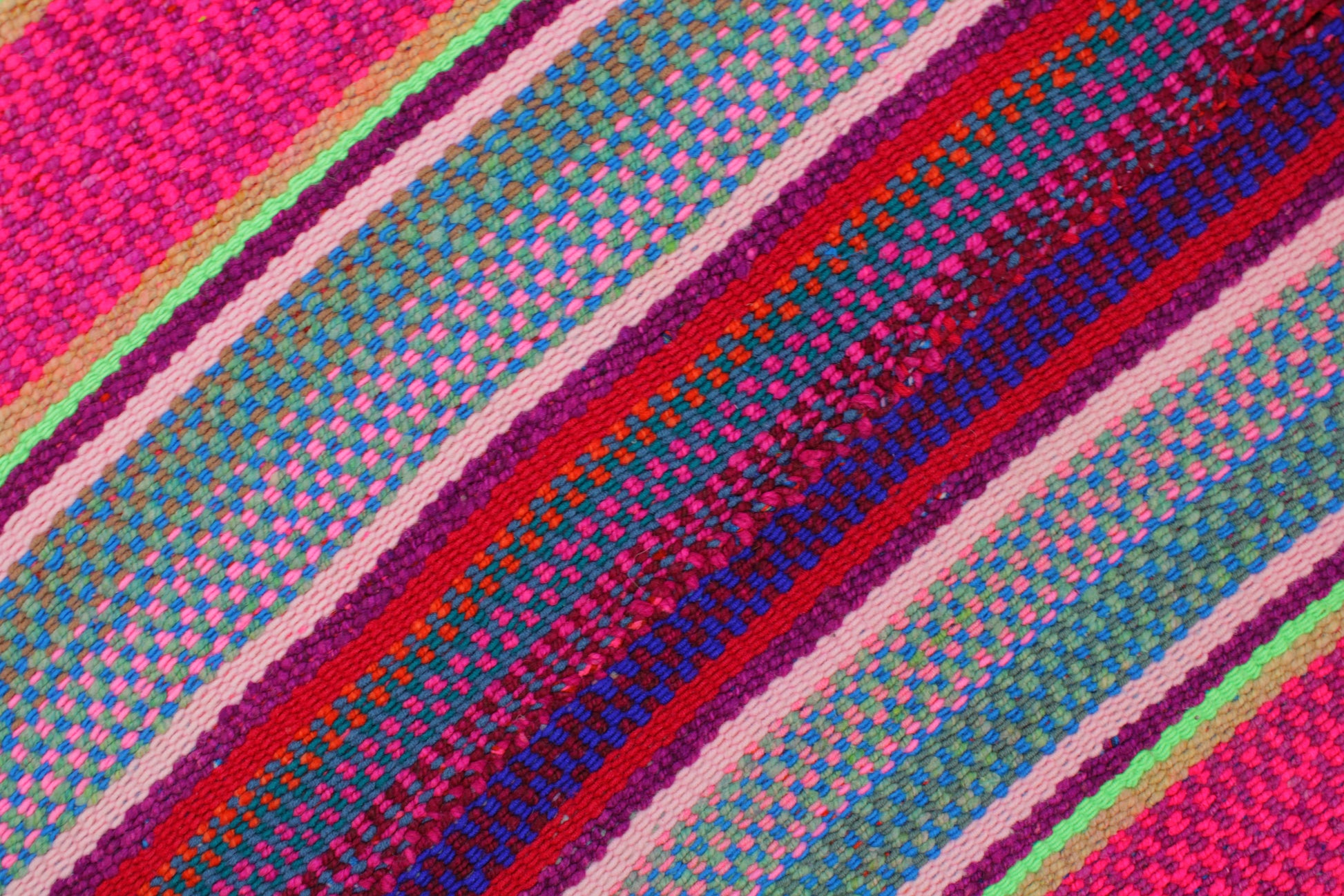 Großer handgewebter Frazada-Teppich aus Peru, 172x153 cm, in warmfarben, von Glueck & Fund, zeigt traditionelles Muster