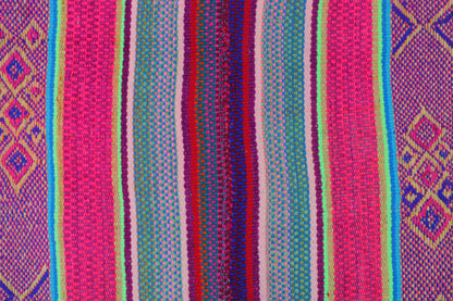 Großer handgewebter Frazada-Teppich aus Peru, 172x153 cm, von Glueck & Fund, mit buntem, traditionellen Muster.