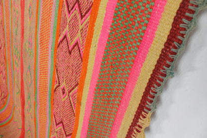 Handgefertigter Frazada-Teppich aus Peru – farbenfroh, traditionell und ideal für Balkon, Terrasse oder gemütliche Wohnräume. Dieser bunte Teppich bringt peruanisches Kunsthandwerk und Wärme in dein Zuhause und setzt lebendige Akzente im Boho- oder Ethno-Stil für drinnen und draußen.