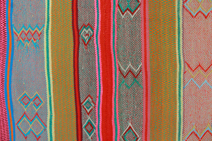 Handgefertigter Frazada-Teppich aus Peru – farbenfroh, traditionell und ideal für Balkon, Terrasse oder gemütliche Wohnräume. Dieser bunte Teppich bringt peruanisches Kunsthandwerk und Wärme in dein Zuhause und setzt lebendige Akzente im Boho- oder Ethno-Stil für drinnen und draußen.