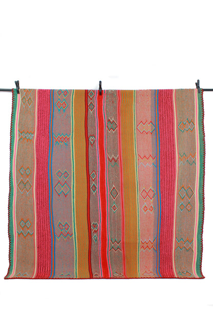 Großer Frazada-Teppich aus Peru, 173 x 162 cm, handgefertigt, mit buntem Muster, von Glueck & Fund.