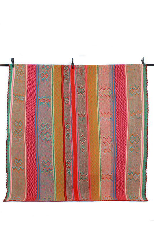 Großer Frazada-Teppich aus Peru, 173 x 162 cm, handgefertigt, mit buntem Muster, von Glueck & Fund.