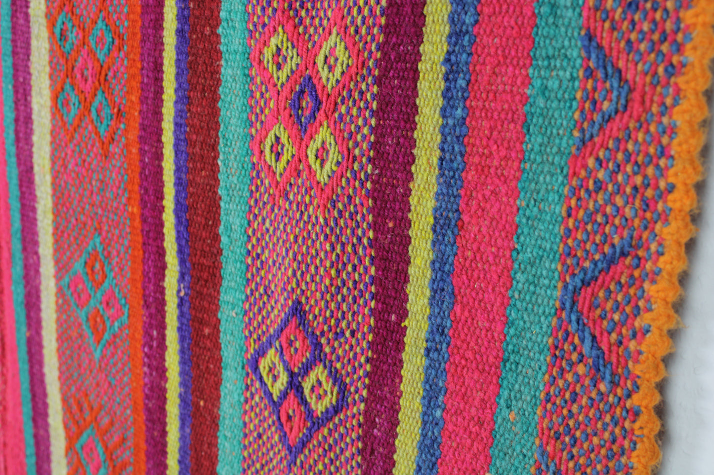 Großer geometrischer Frazada Teppich von Glueck & Fund, 177x138 cm, mit modernen geometrischen Figuren, weiches Textil.