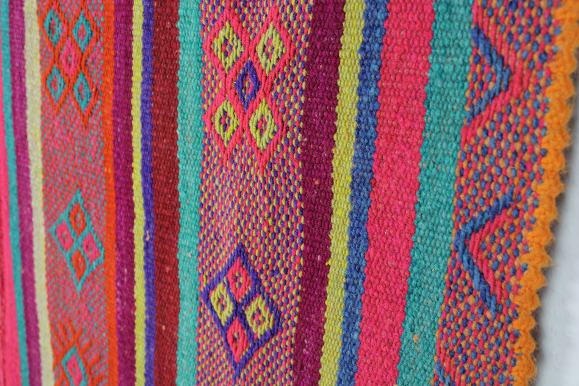 Großer geometrischer Frazada Teppich von Glueck & Fund, 177x138 cm, mit modernen geometrischen Figuren, weiches Textil.