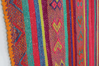 Großer Frazada Teppich 177x138 cm mit geometrischen Figuren, Marke Glueck & Fund, weiche Textur und modernes Design