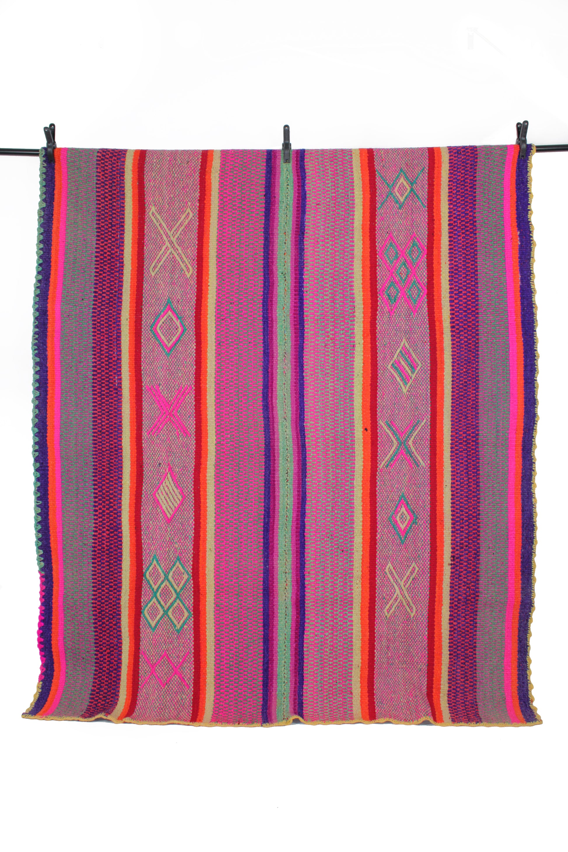 Großer handgewebter Frazada-Teppich aus Peru, 179x148 cm, mit buntem Muster, von Glueck & Fund, für gemütliche Wohnräume