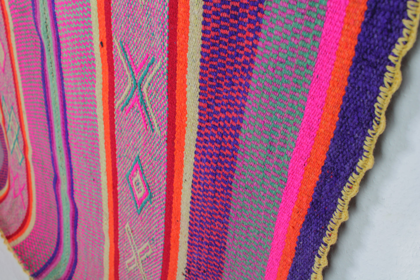 Großer handgewebter Frazada-Teppich aus Peru, 179x148 cm, mit buntem Muster, von Glueck & Fund für gemütliche Räume