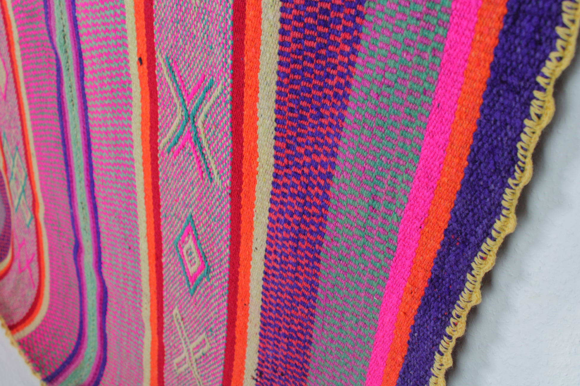 Großer handgewebter Frazada-Teppich aus Peru, 179x148 cm, mit buntem Muster, von Glueck & Fund für gemütliche Räume