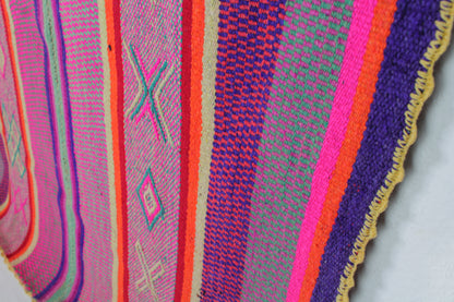 Großer handgewebter Frazada-Teppich aus Peru, 179x148 cm, mit buntem Muster, von Glueck & Fund für gemütliche Räume