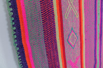 Großer handgewebter Frazada-Teppich aus Peru, 179x148 cm, von Glueck & Fund, mit buntem traditionellen Muster
