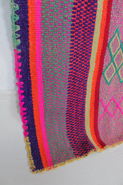 Großer handgewebter Frazada-Teppich aus Peru, 179x148 cm, mit buntem Muster und weicher Textur von Glueck & Fund.