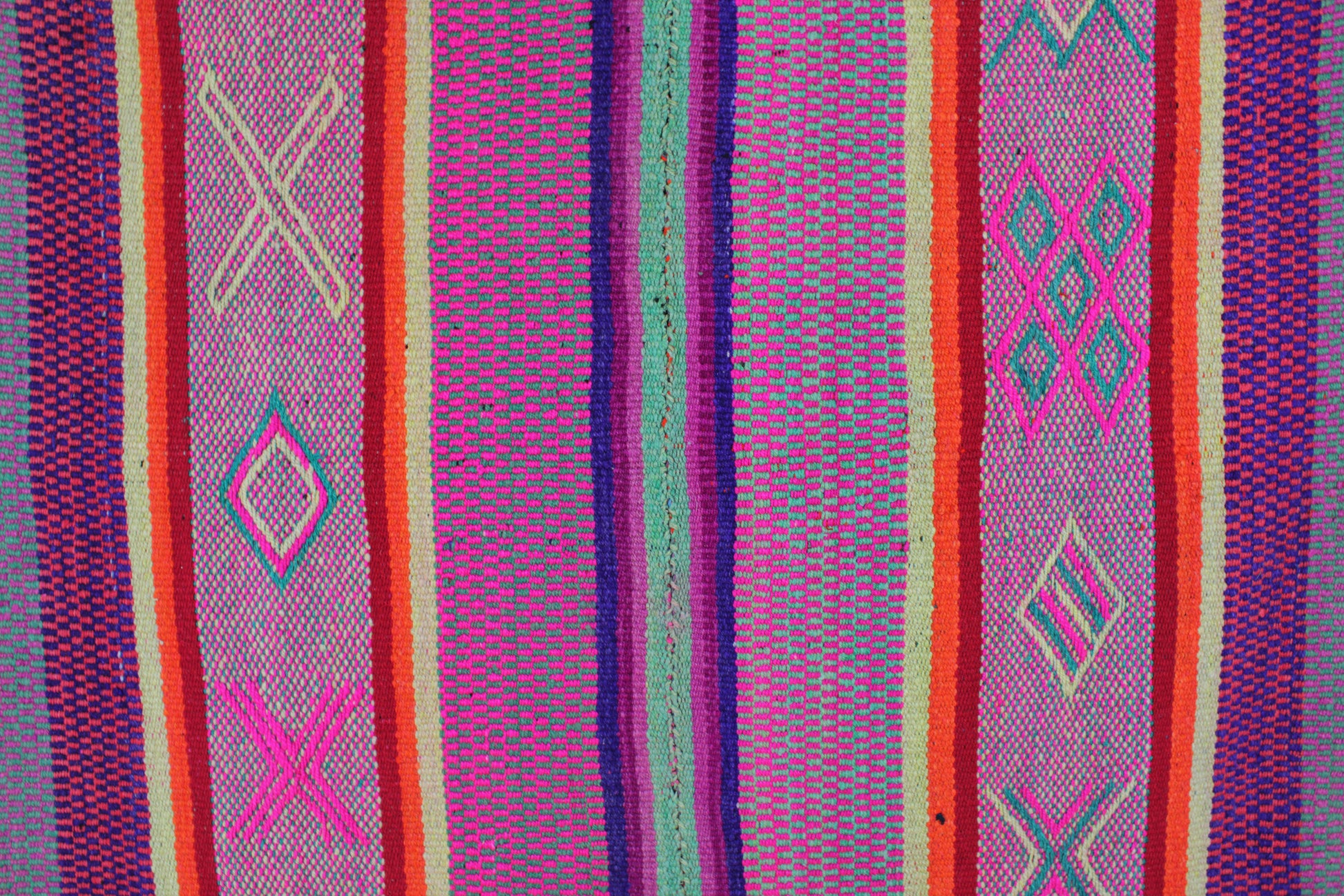 Handgewebter großer Frazada-Teppich aus Peru, 179x148 cm, mit traditionellem Muster von Glueck & Fund.