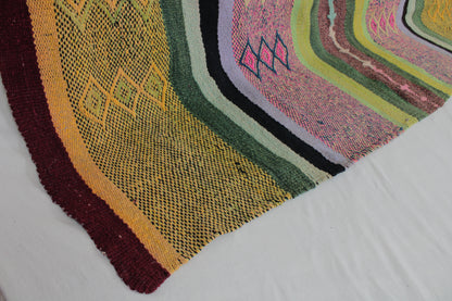 Handgefertigter Frazada-Teppich aus Peru – farbenfroh, traditionell und ideal für Balkon, Terrasse oder gemütliche Wohnräume. Dieser bunte Teppich bringt peruanisches Kunsthandwerk und Wärme in dein Zuhause und setzt lebendige Akzente im Boho- oder Ethno-Stil für drinnen und draußen.