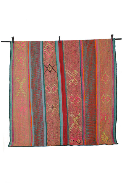 Großer handgewebter Teppich aus Peru, 182x173 cm, von Glueck & Fund, mit traditionellen Mustern und warmen Farben.