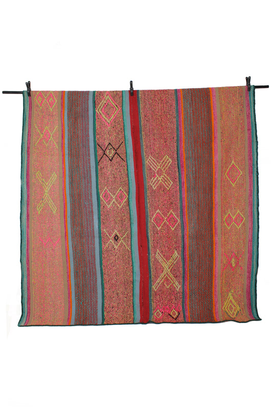 Großer handgewebter Teppich aus Peru, 182x173 cm, von Glueck & Fund, mit traditionellen Mustern und warmen Farben.