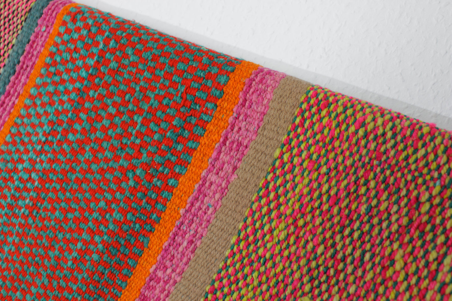 Großer handgewebter Frazada-Teppich aus Peru, 182x173 cm, von Glueck & Fund, mit buntem Muster und weicher Textur.