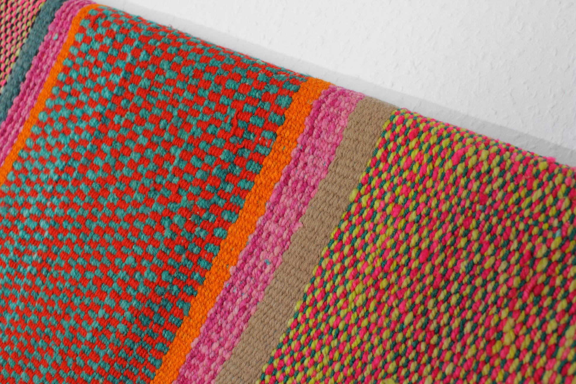 Großer handgewebter Frazada-Teppich aus Peru, 182x173 cm, von Glueck & Fund, mit buntem Muster und weicher Textur.