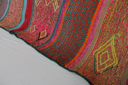 Großer handgewebter Frazada-Teppich aus Peru, 182x173 cm, mit buntem Muster, von Glueck & Fund.