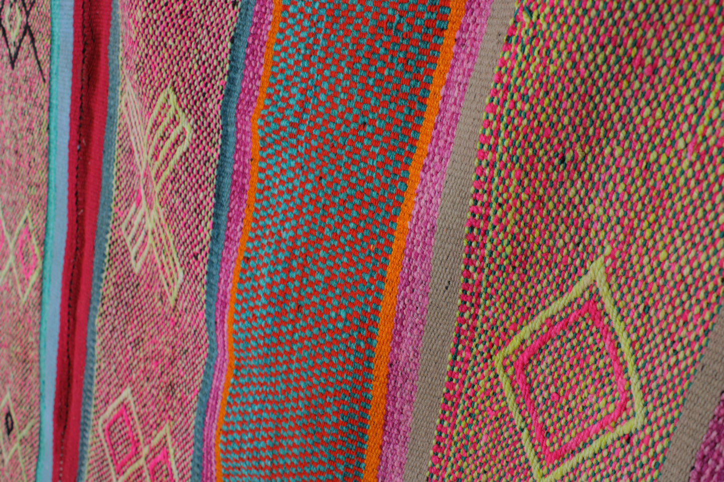 Großer handgewebter Frazada-Teppich aus Peru, 182x173 cm, von Glueck & Fund, mit buntem, traditionellem Muster.